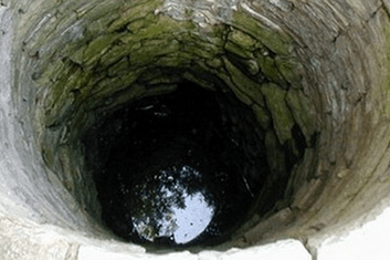 зеленый цвет воды в колодце
